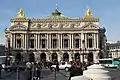 La façade de l'opéra Garnier - voulu éclectique il présente sur cette façade un style clairement baroque.