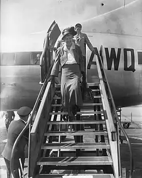 Passagers à la sortie de l'appareil en 1950.