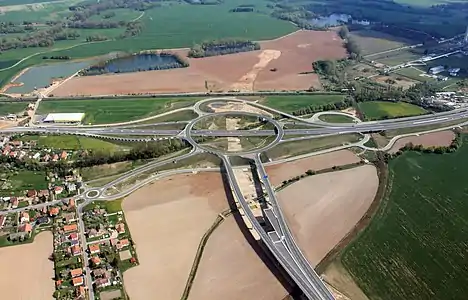 Carrefour autoroutier d'Opatovice nad Labem en construction : vue aérienne.