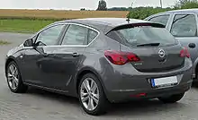 L'arrière de l'Opel Astra J.