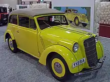 Photographie d'une voiture jaune.