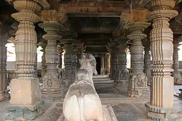 Mandapa ouvert du temple de Kalleshvara, en stéatite. Dynastie Rashtrakuta, mi-Xe siècle. Bagali, Karnataka,