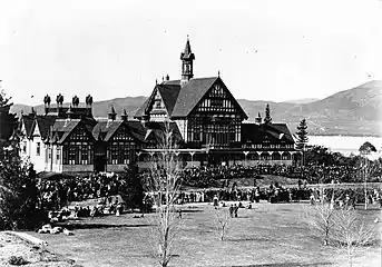 Photo du bâtiment pavoisé avec foule.