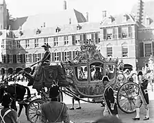 Arrivée du carrosse au Binnenhof en 1948.