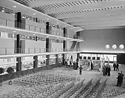 Le hall de la nouvelle gare d'Eindhoven avant l'ouverture officielle ; 10 août 1956.