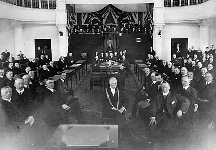 La séance d'ouverture de la Chambre des communes au Musée commémoratif de Victoria après l'incendie du parlement en 1916