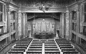 Salle des séances du Sénat qui siégeait à Versailles, dans l’opéra royal.