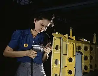 Perçage manuel d'un stabilisateur d'empennage horizontal pour le bombardier en piqué A-31 Vengeance ; usine Vultee Aircraft de Nashville - Tennessee, en février 1943.