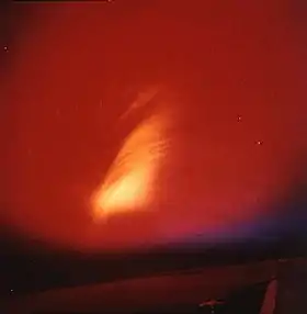 Fluorescence de l'air excitée par des particules de débris qui s'écoulent le long des lignes du champ magnétique terrestre, environ trois minutes après l'explosion (p. 8).