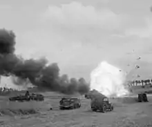 Photo montrant un camion de munitions britannique en feu après avoir été touché par un tir de mortier allemand.