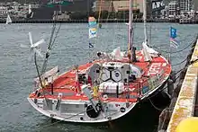 un bateau de course à quai