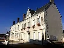 Photographie en couleurs d'un bâtiment à étage portant l'inscription « MAIRIE ».