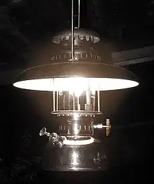 Photographie noir et blanc d'une lanterne suspendue.