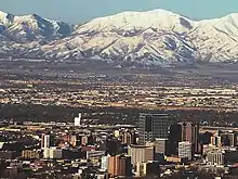 Au premier plan, la ville de Salt Lake City ; derrière, les montagnes enneignées du massif de l'Oquirrh.