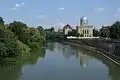 La synagogue néologue et la rivière Crișul Repede