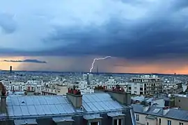 Foudre et orage sur la tour Eiffel et les toits de Paris.