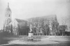 Vue de l'église Notre-Dame-en-Saint-Melaine depuis le boulingrin, en 1892. La statue de Du Guesclin est visible.