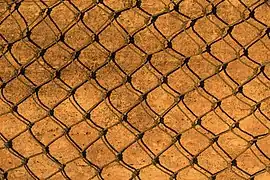 Texture orange composée d'un filet de pêche sur une planche de bois à l'heure dorée à Don Det, Si Phan Don, Laos. Décembre 2021.