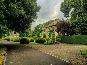 L'Orangerie et le château.