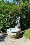 Fontaine avec la statue de la sainte à côté de la chapelle.