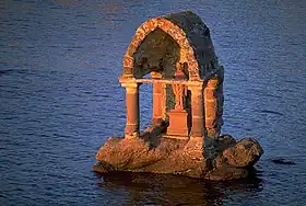 L'Oratoire de Saint-Guirec sur la plage de l'Anse Saint-Guirec