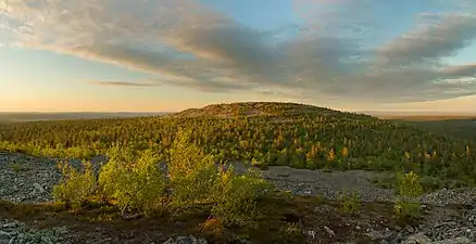 Au Soleil de minuit, la colline d'Oratunturi à Sodankylä.