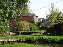 Orbec, ancien moulin à blé dit le "Petit Moulin" daté du XIXè siècle, acquis par la ville en 1882 pour y installer son service des eaux.