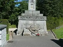 Gisant au pied de la Grande Croix du cimetière du col de Wettstein.