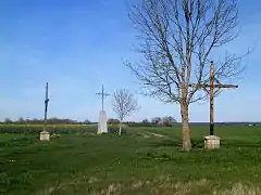 Photographie de trois croix de mission séparées de quelques mètres