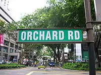 Orchard Road (Rue des vergers), à Singapour, porte le nom des vergers qui étaient situés de part et d'autre de la route.