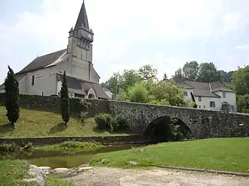 Le pont piéton sur l'Arangorena menant à l'église Saint-Michel.