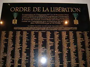 Photo d'une grande plaque de marbre noir portant sur douze colonnes, en lettres d'or, les noms des compagnons de la Libération