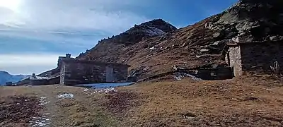 Le hameau saisonnier de la Combe Noire est surplombé par le sommet.