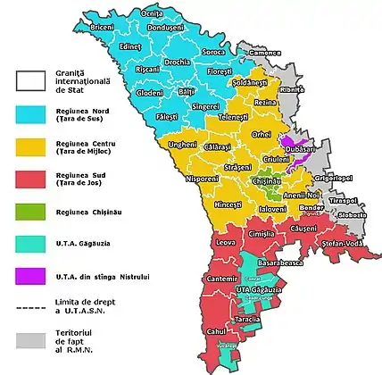 Les six régions de la Moldavie : en bleu, jaune et rouge les trois régions Nord, Centre et Sud (aussi dites Țara de Sus, Țara de Mijloc et Țara de Jos soit Haut-pays, Moyen-pays et Bas-pays) ; en vert Chișinău, en bleu-vert la Gagaouzie et en violet la Transnistrie de droit ; en gris la Transnistrie de fait.