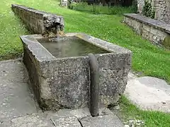 Un petit lavoir.