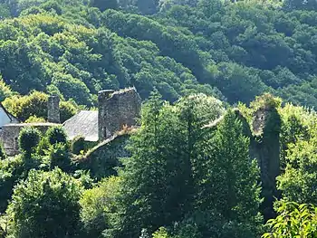 Les vestiges du château de Comborn, vus depuis le belvédère d'Estivaux.