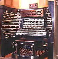 Console du Boardwalk Hall Auditorium Organ d'Atlantic City (455 jeux) qui autorise en théorie 2455 - 1 combinaisons, soit près de 10137.