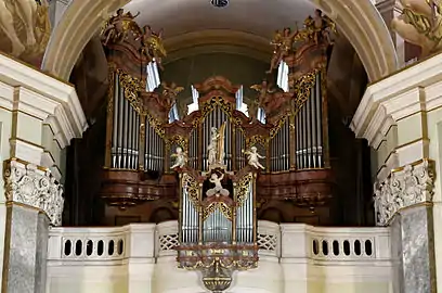 Buffet d'orgue provenant d'une église carmélite de la colline du Château et transféré à la fin du XVIIIe siècle après la dissolution de l'Ordre du Carmel par Joseph II
