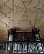 Orgue et partie de plafond de la nef