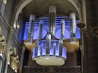 Nouvel orgue (2011) avec des jeux d'éclairage par « leds ».