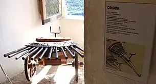 Orgue ou ribaudequin (arme à 12 canons).