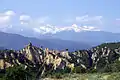 Les Orgues d'Ille-sur-Têt, porte sud du Fenouillèdes. Au fond, le  Canigou