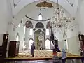Mosquée Orhan Gazi : salle de prière intérieure, vue vers la qibla