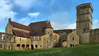 La haute cour du château.