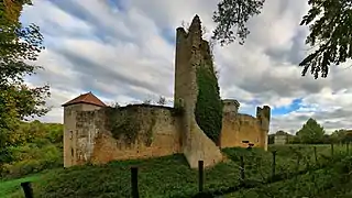 Rempart nord-ouest et le fossé.