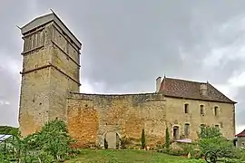 Courtine est avec porche d'entrée dans la haute cour.