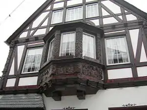 Oriel dans la Drosselgasse, rue ancienne de Rüdesheim en Allemagne.