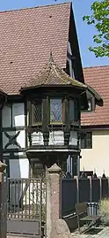 Oriel à six faces à Ottmarsheim, en Alsace.