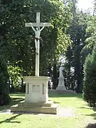 Square Sainte-Benoite avec calvaire et statue de sainte Benoite.