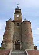 L'église fortifiée Saint-Cyr-et-Sainte-Julitte .